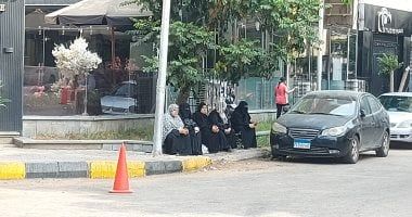 فى انتظار أبنائهم.. الأب والأم السند الحقيقى بامتحانات الثانوية العامة