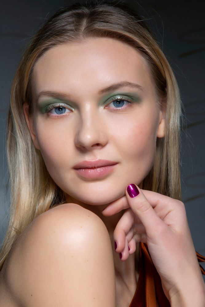 ألوان مناكير رائجة موضة صيف 2025 تناسب البشرة البيضاء وتمنحها حيوية وجمالاً