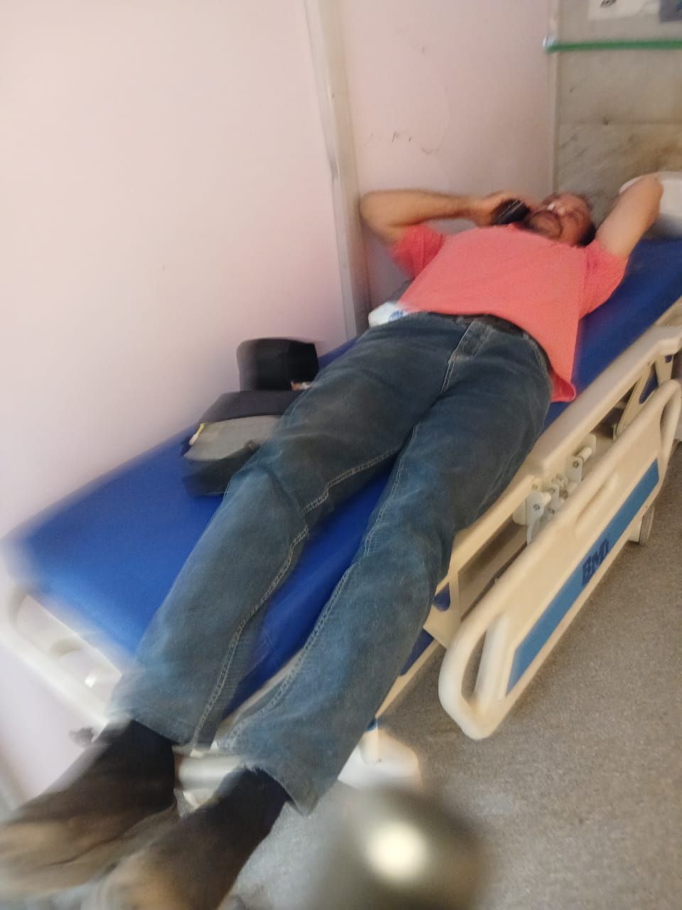 إصابة 12 مراقب امتحانات ثانوية عامة فى انقلاب سيارة بأسيوط.. صور