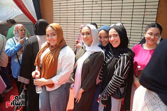 ارتياح بين طلاب الثانوية العامة بعد امتحان اللغة الأجنبية الثانية: كان سهل