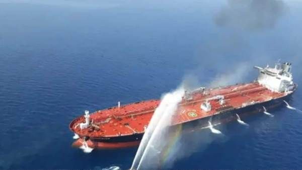 إخلاء 24 شخصًا من ناقلة نفط جراء حادث تصادم سفينتين في بحر عمان