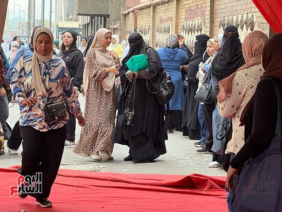 بدء إجراءات تفتيش طلاب الثانوية بالجيزة قبل بدء امتحان اللغة الأجنبية الثانية