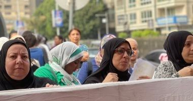 رغم حرارة الطقس.. الأمهات ينتظرن أبناءهن أمام لجان الثانوية العامة فى الجيزة