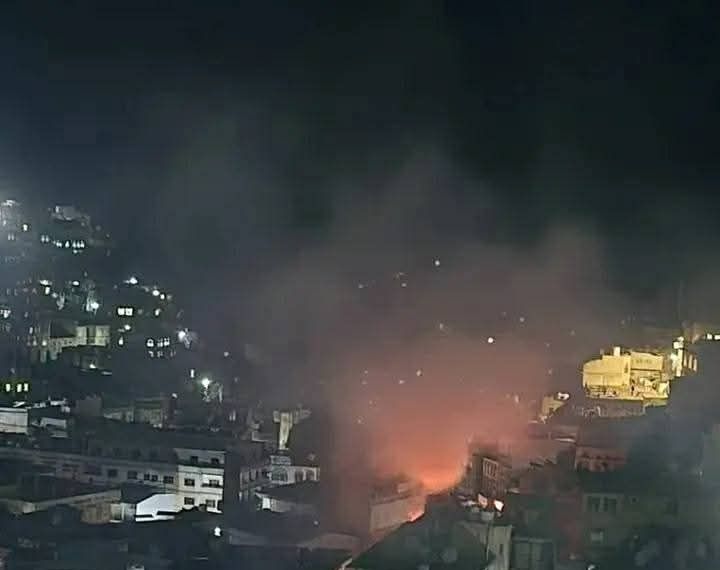 حريق هائل يلتهم مركزًا تجاريًا وسط مدينة إب ولا خسائر بشرية