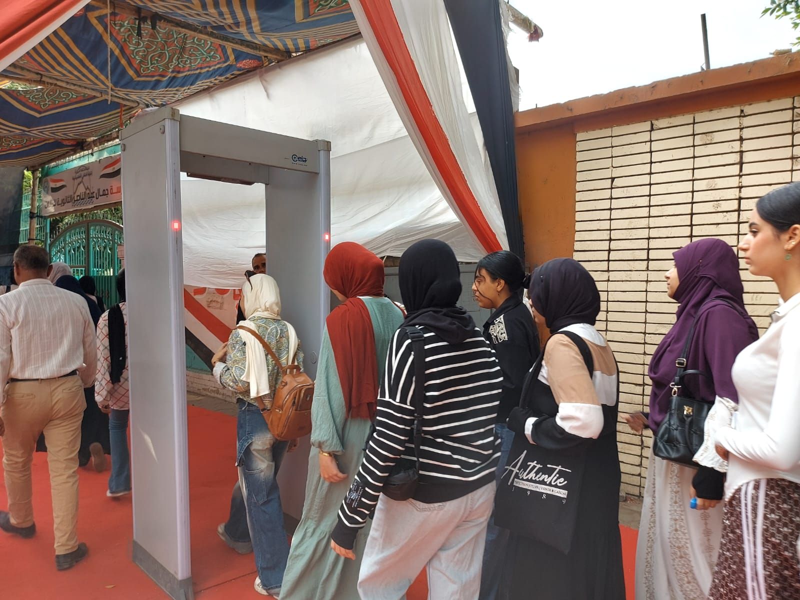 تفتيش ذاتى ومنع للهواتف.. إجراءات مشددة فى لجان الثانوية العامة