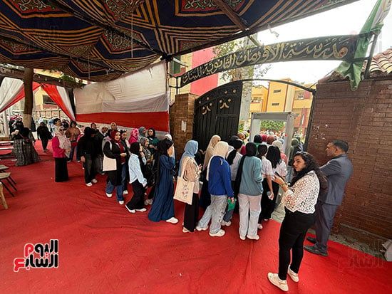 توافد طلاب الثانوية العامة على لجان الامتحانات لأداء اللغة الأجنبية الثانية