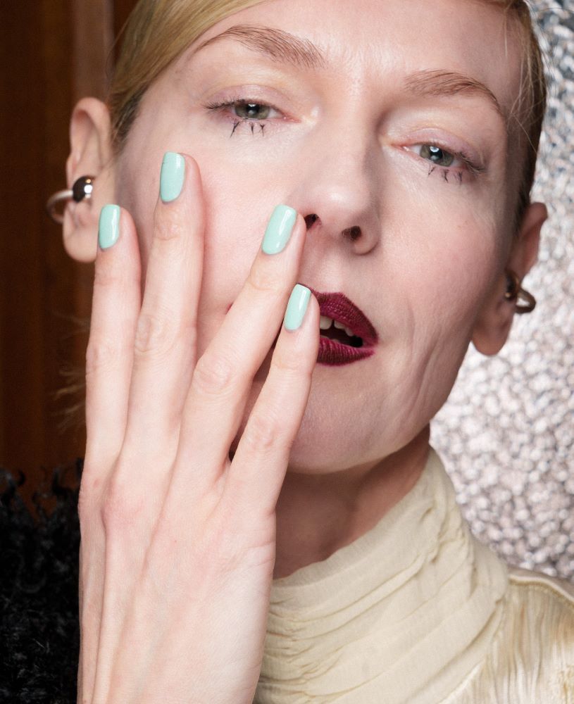 ألوان مناكير رائجة موضة صيف 2025 تناسب البشرة البيضاء وتمنحها حيوية وجمالاً