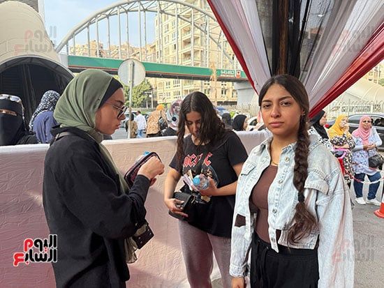 توافد طلاب الثانوية العامة على لجان الامتحانات لأداء اللغة الأجنبية الثانية