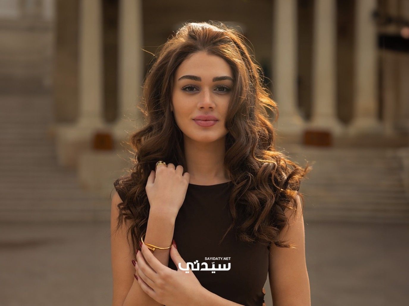 تسريحات شعر منسدلة على طريقة النجمات.. لمسة أنثوية تتصدّر صيحات الجمال