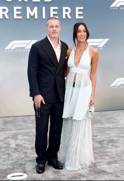 دايما مع بعض.. حبيبة براد بيت برفقته فى العرض الخاص لفيلم F1.. صور