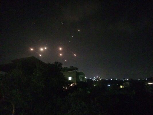 وسائل إعلام إسرائيلية: سقوط صاروخ إيراني جنوب إسرائيل