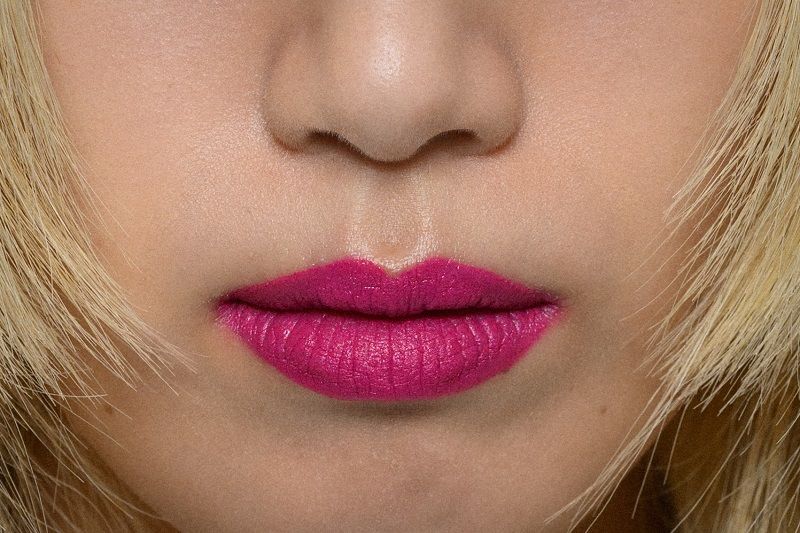 أخطاء شائعة عند اختيار أحمر الشفاه للبشرة السمراء والفاتحة.. تجنبيها