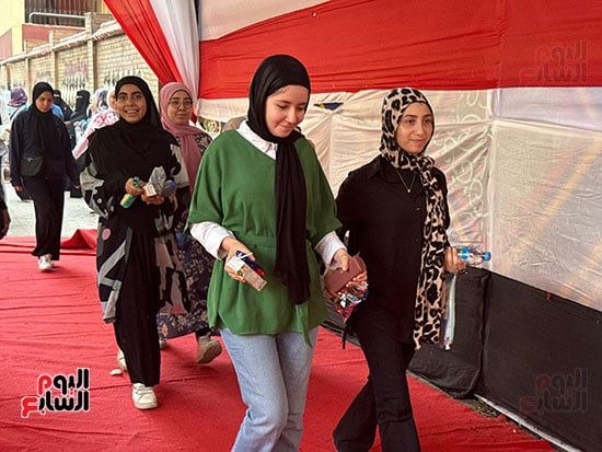 رغم حرارة الطقس.. الأمهات ينتظرن أبناءهن أمام لجان الثانوية العامة فى الجيزة