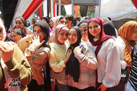 ارتياح بين طلاب الثانوية العامة بعد امتحان اللغة الأجنبية الثانية: كان سهل