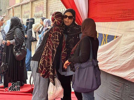 رغم حرارة الطقس.. الأمهات ينتظرن أبناءهن أمام لجان الثانوية العامة فى الجيزة