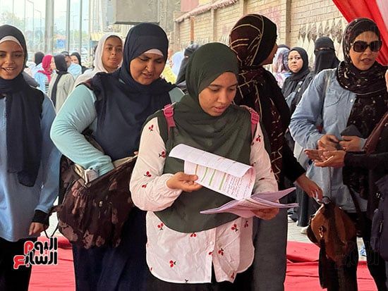 توافد طلاب الثانوية العامة على لجان الامتحانات لأداء اللغة الأجنبية الثانية