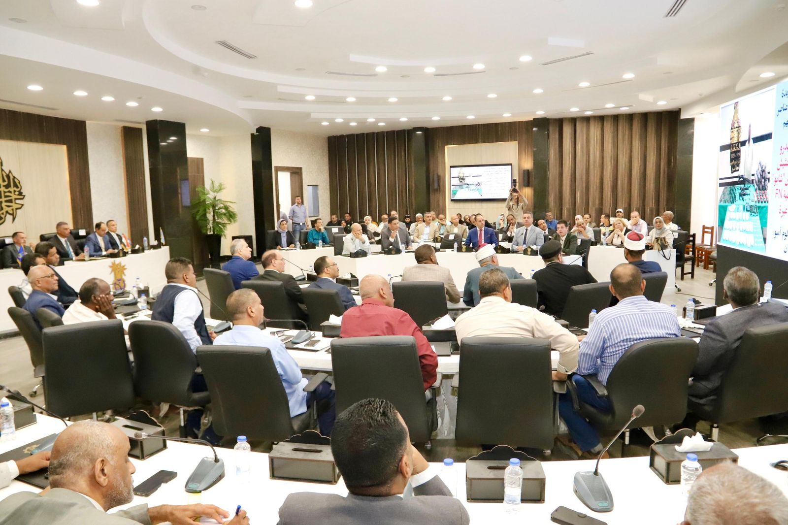 مدير صندوق مكافحة الإدمان يستعرض خطة تنفيذ البرامج الوقائية بمحافظة أسوان