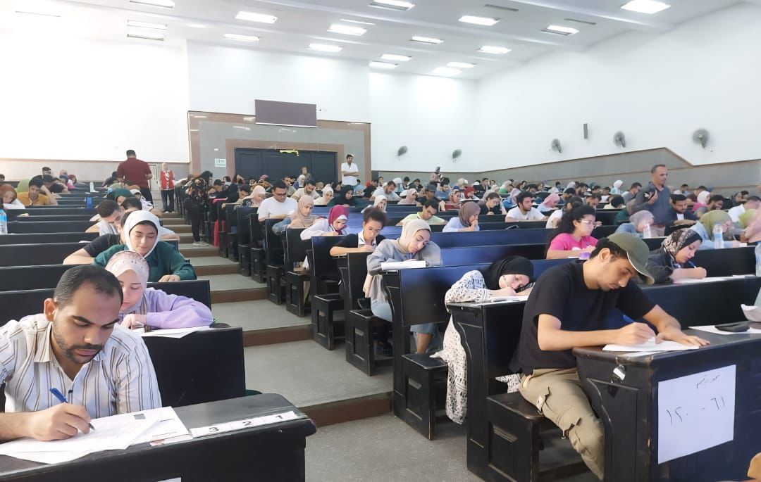 نائب رئيس جامعة القاهرة يتفقد لجان الامتحانات بكليات طب قصر العيني وطب الأسنان والصيدلة