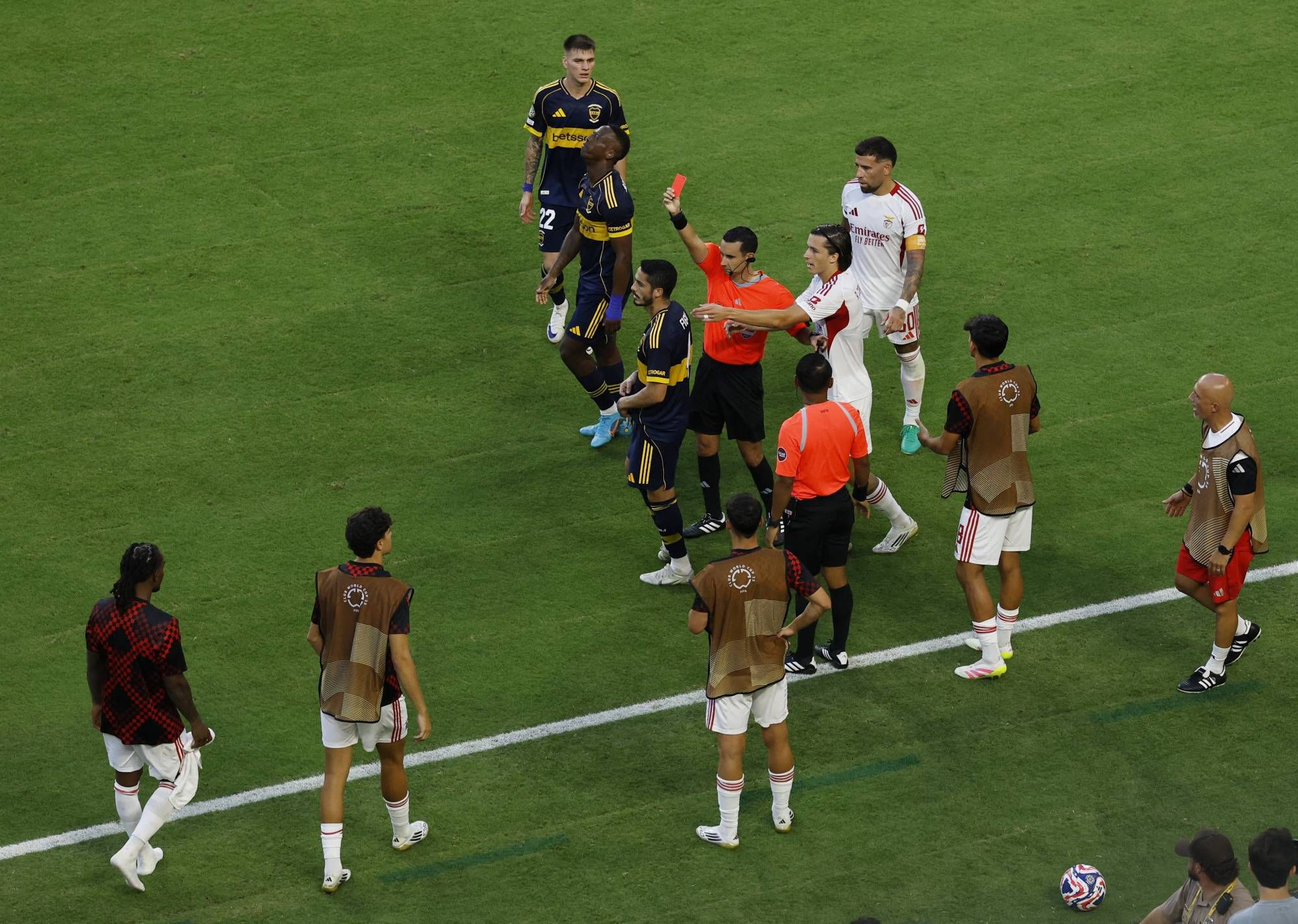 الامارات | 3 بطاقات حمراء و4 أهداف في قمة بوكا جونيورز وبنفيكا