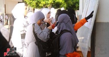 طلاب القسم الأدبى بالثانوية الأزهرية يؤدون امتحان مادة الفقه