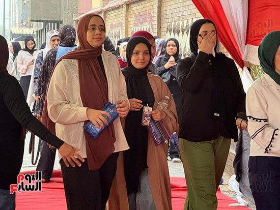 رغم حرارة الطقس.. الأمهات ينتظرن أبناءهن أمام لجان الثانوية العامة فى الجيزة