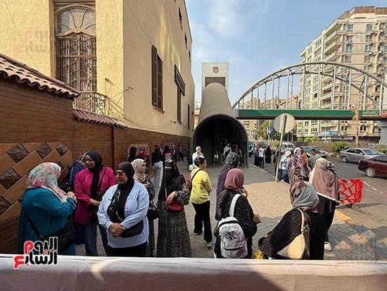 بدء إجراءات تفتيش طلاب الثانوية بالجيزة قبل بدء امتحان اللغة الأجنبية الثانية