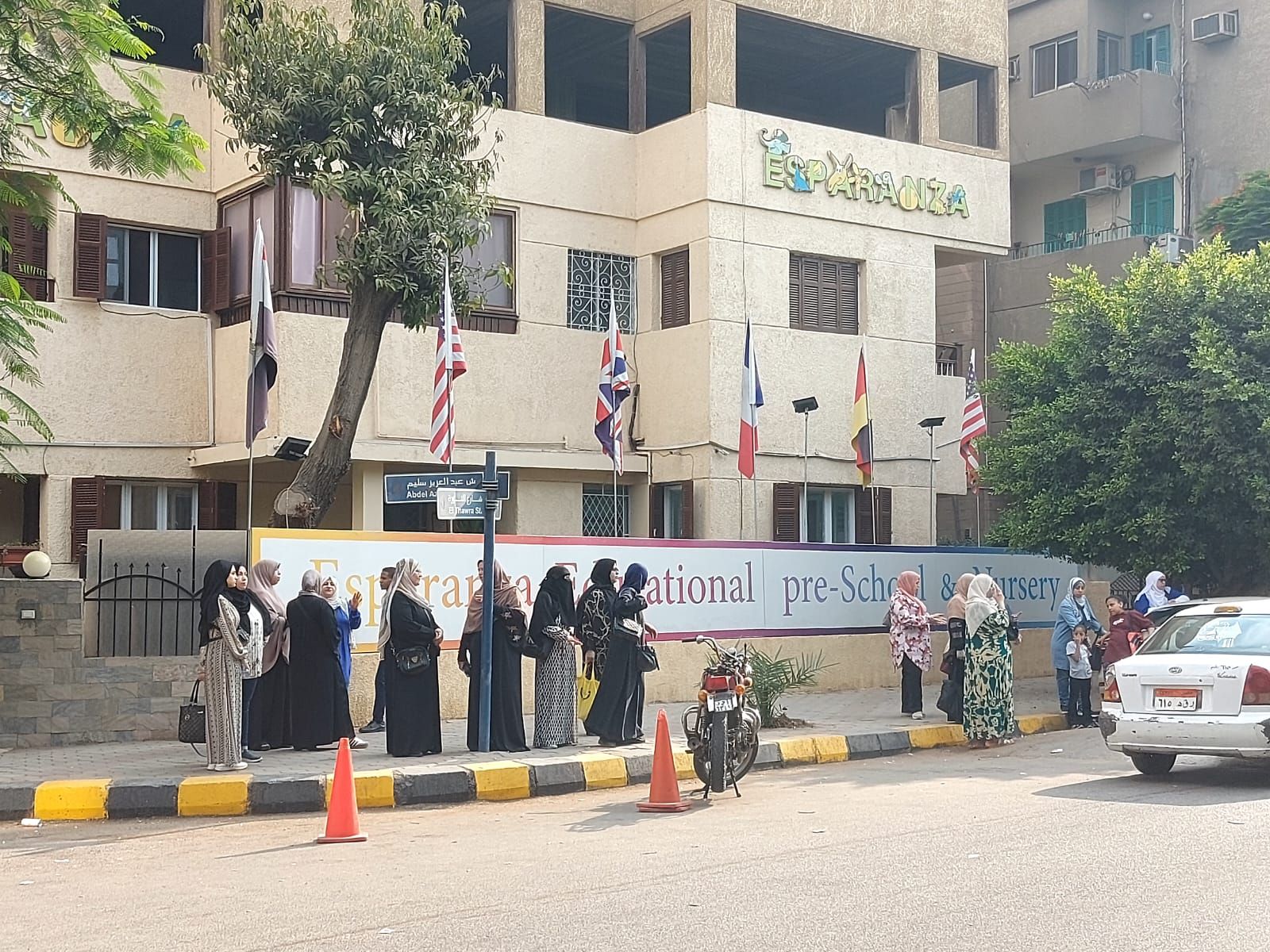 فى انتظار أبنائهم.. الأب والأم السند الحقيقى بامتحانات الثانوية العامة