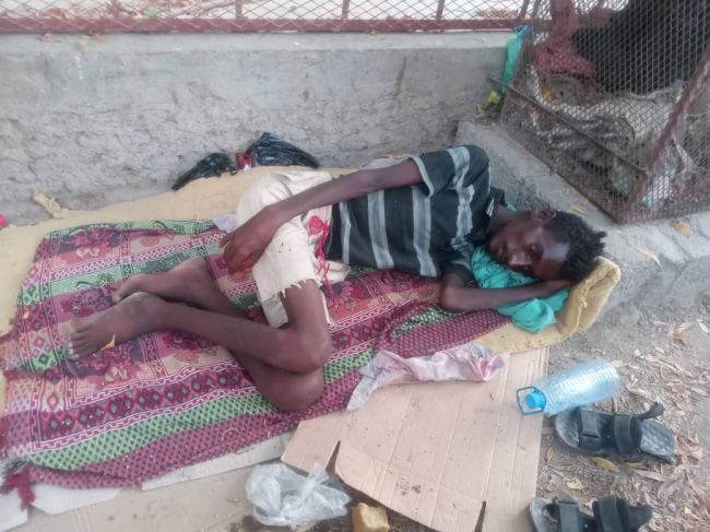 صورة..مركز السل في عدن يرفض استقبال لاجئ إفريقي رغم حالته الصحية المتدهورة