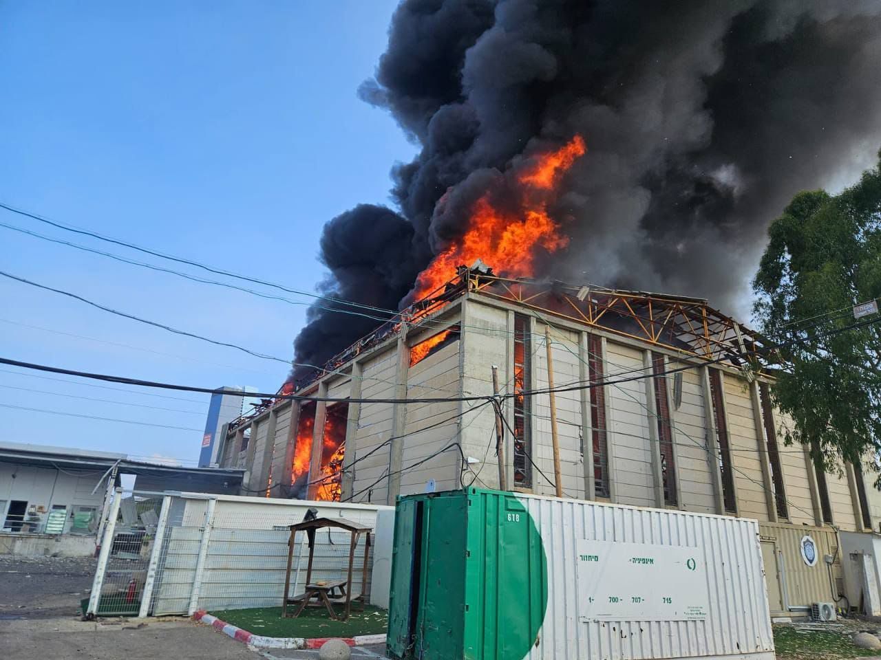 إسرائيل تحترق.. حريق كبير فى مستودع وموقف حافلات وسط تل أبيب جراء سقوط صاروخ إيرانى