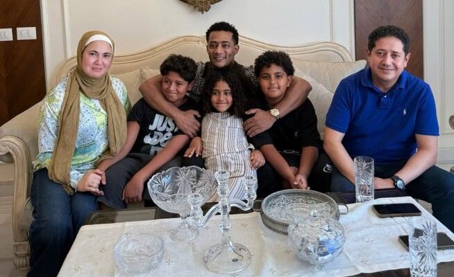 بعد خلاف إبنه علي مع زميله .. محمد رمضان يطوي الصفحة بالصلح في أجواء عائلية