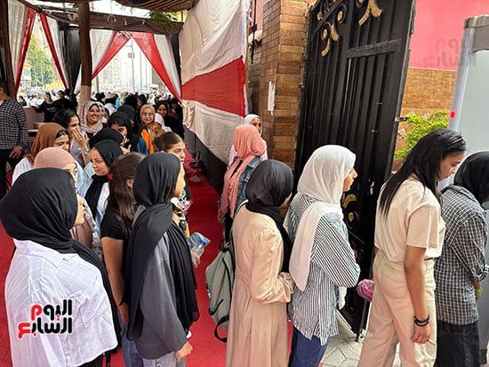 رغم حرارة الطقس.. الأمهات ينتظرن أبناءهن أمام لجان الثانوية العامة فى الجيزة