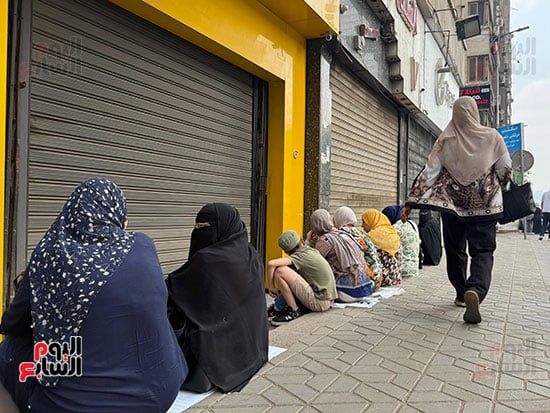 رغم حرارة الطقس.. الأمهات ينتظرن أبناءهن أمام لجان الثانوية العامة فى الجيزة