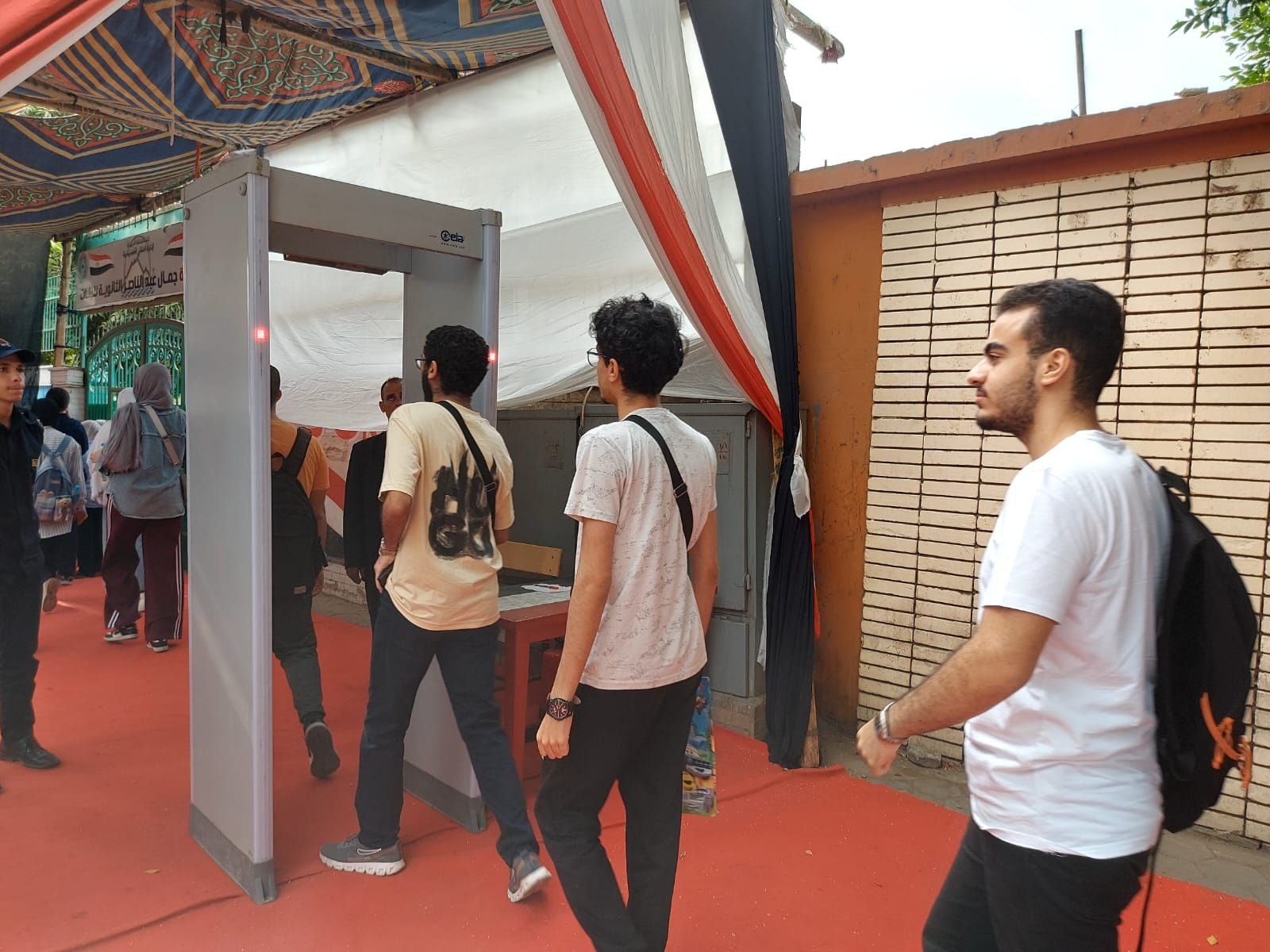 تفتيش ذاتى ومنع للهواتف.. إجراءات مشددة فى لجان الثانوية العامة