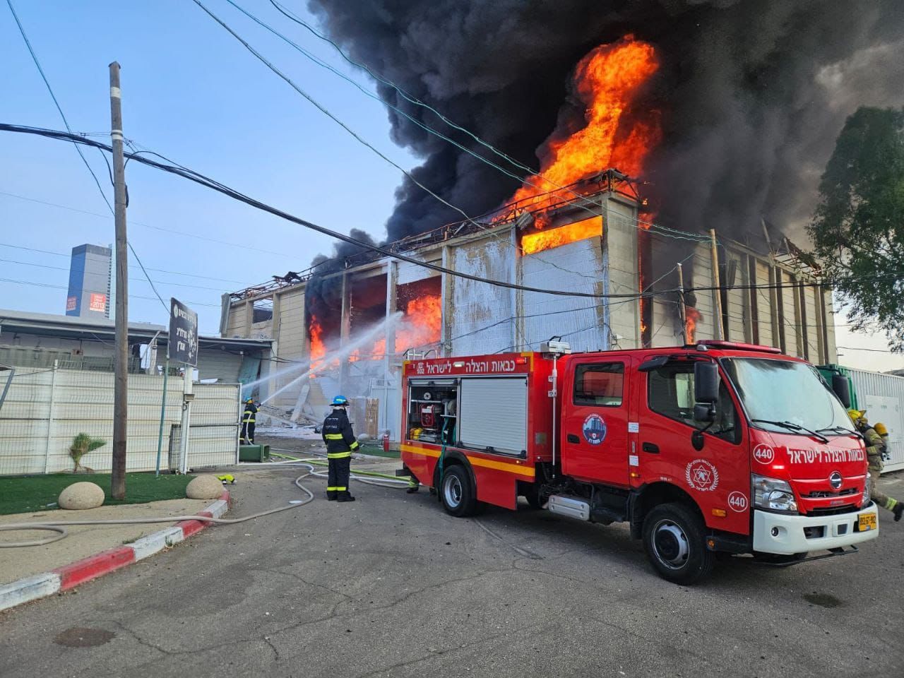 إسرائيل تحترق.. حريق كبير فى مستودع وموقف حافلات وسط تل أبيب جراء سقوط صاروخ إيرانى