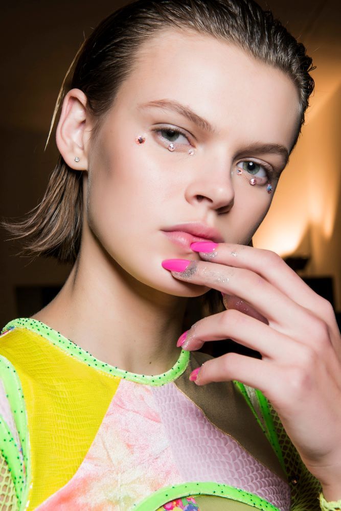 ألوان مناكير رائجة موضة صيف 2025 تناسب البشرة البيضاء وتمنحها حيوية وجمالاً