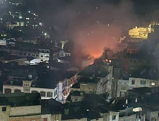 خسائر مادية فادحة...حريق هائل يلتهم مركزاً تجارياً وسط إب
