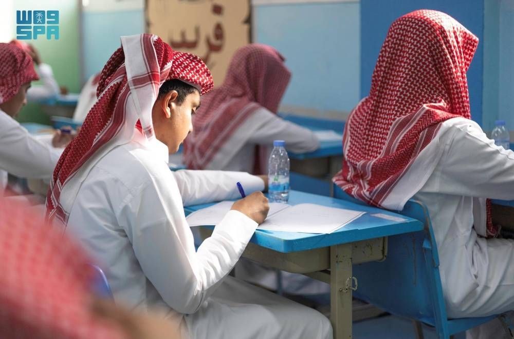 مشرفون يراقبون الدراسة أيام الامتحانات