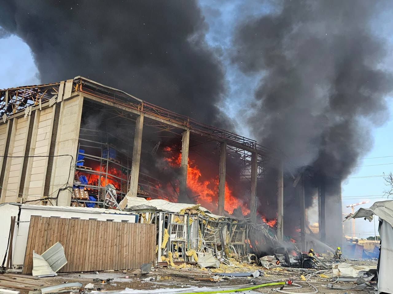 إسرائيل تحترق.. حريق كبير فى مستودع وموقف حافلات وسط تل أبيب جراء سقوط صاروخ إيرانى