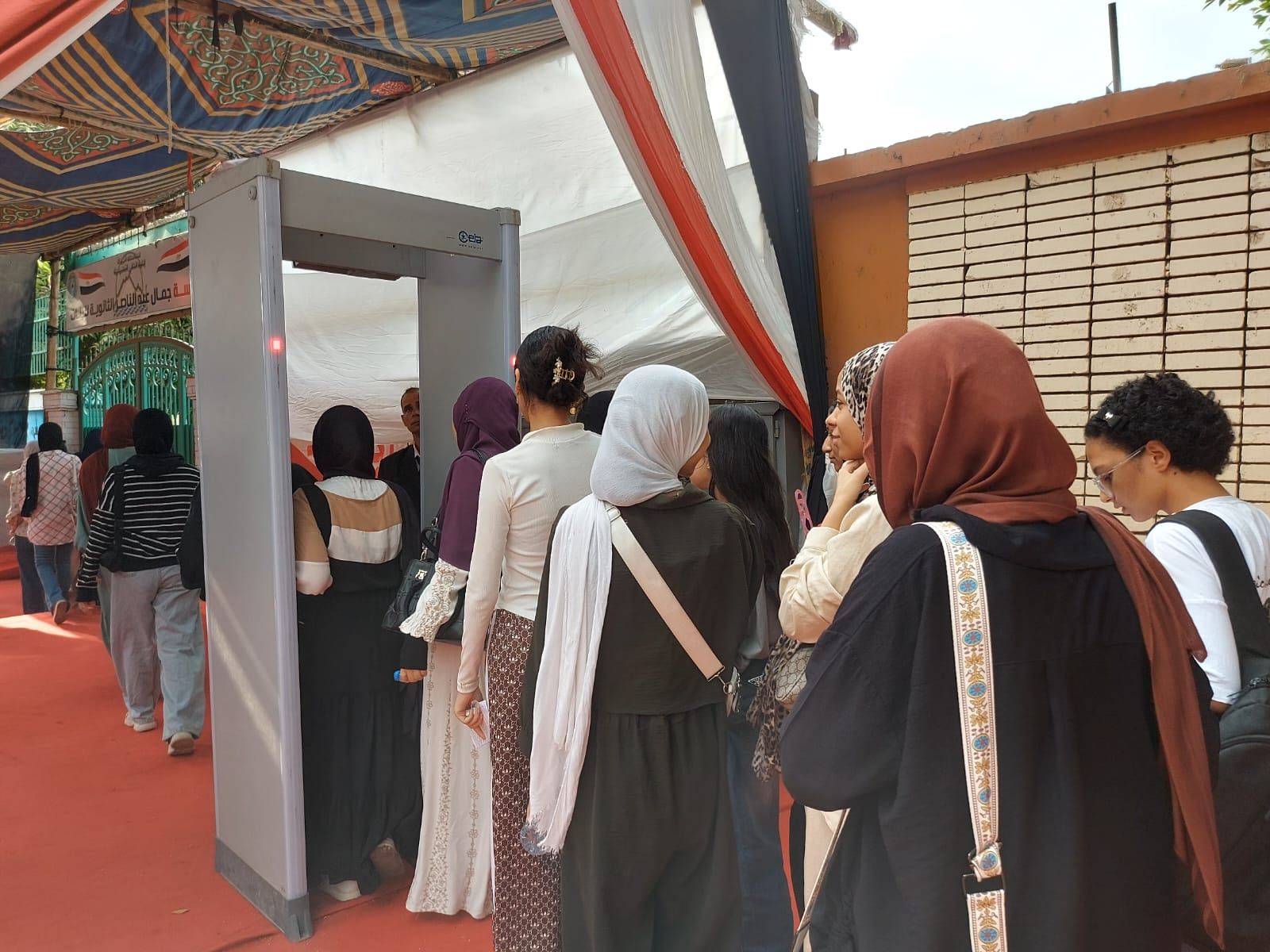 تفتيش ذاتى ومنع للهواتف.. إجراءات مشددة فى لجان الثانوية العامة