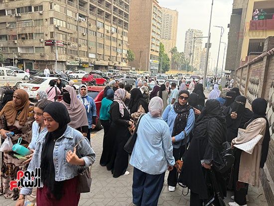 بدء إجراءات تفتيش طلاب الثانوية بالجيزة قبل بدء امتحان اللغة الأجنبية الثانية