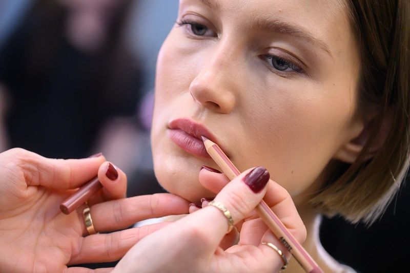 أخطاء شائعة عند اختيار أحمر الشفاه للبشرة السمراء والفاتحة.. تجنبيها