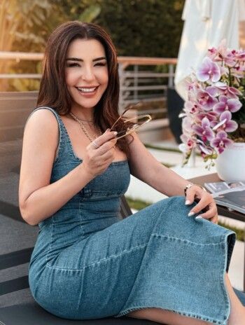 ماغي بو غصن تضج انوثة وجمال بإطلالة جينز مميزة