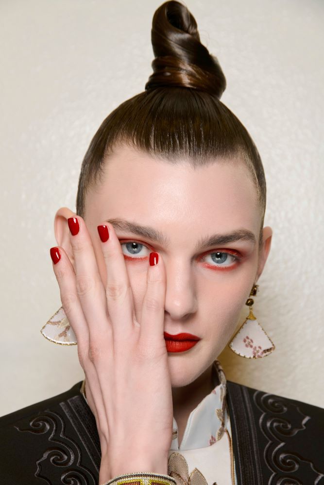 ألوان مناكير رائجة موضة صيف 2025 تناسب البشرة البيضاء وتمنحها حيوية وجمالاً