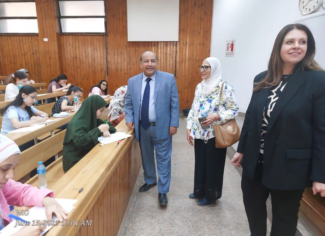 نائب رئيس جامعة القاهرة يتفقد لجان الامتحانات بكليات طب قصر العيني وطب الأسنان والصيدلة