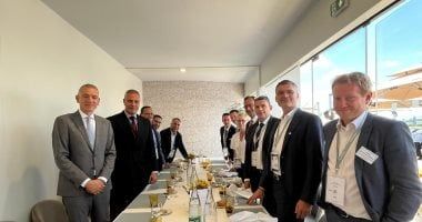 خلال افتتاح "باريس للطيران 55" رئيس مصر للطيران يلتقى كبرى شركات الصناعة