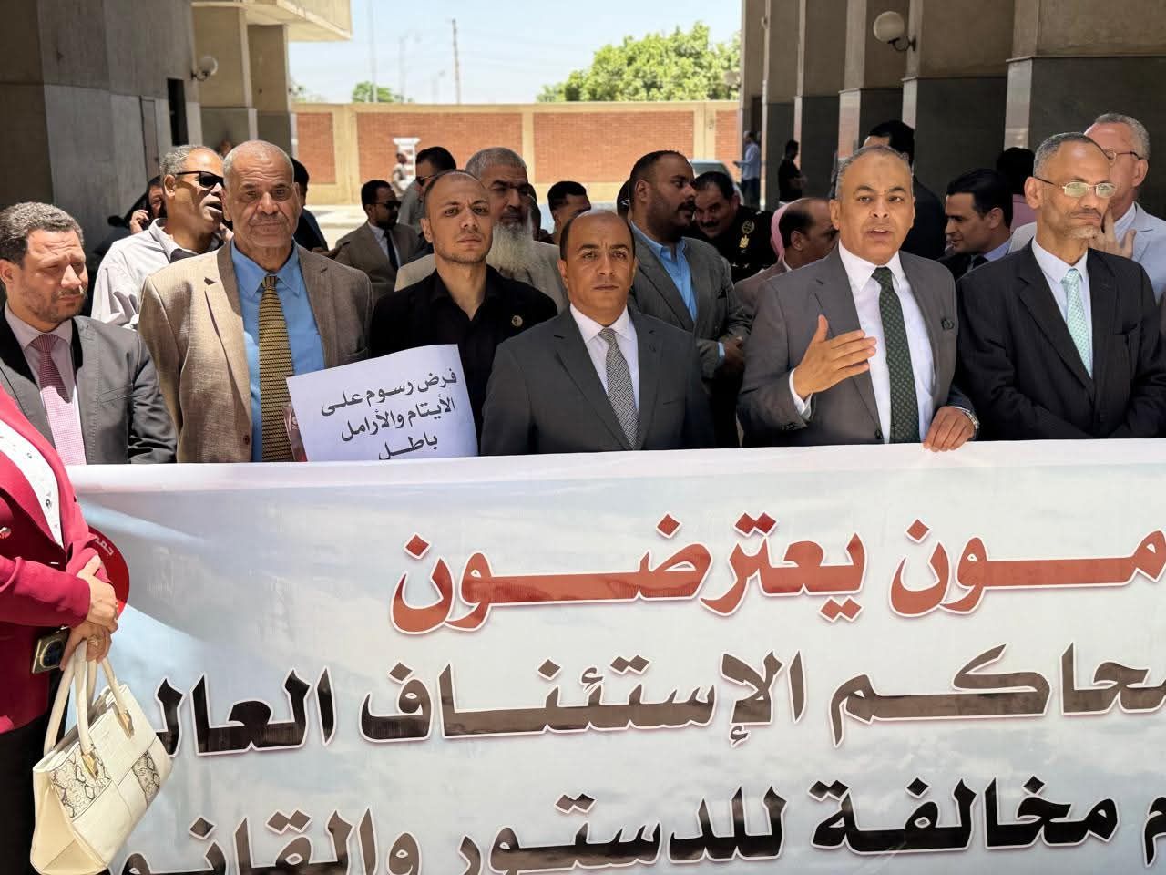 وقفات احتجاجية للمحامين أمام المحاكم اعتراضا على الرسوم القضائية