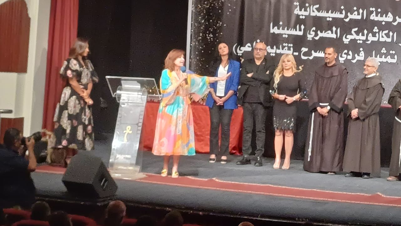 أول ظهور للفنانة إلهام شاهين فى المركز الكاثوليكى عقب عودتها من العراق