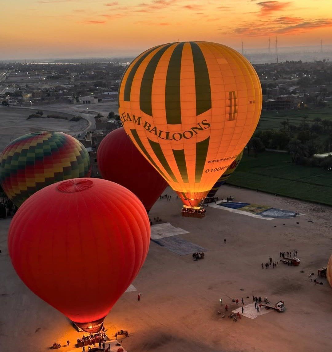 البالون الطائر مغامرة ساحرة تحلق بالسياح على ارتفاع 2000 قدم بالأقصر.. صور