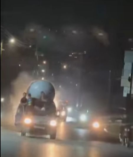 عاجل : سقوط صاروخ ايراني بالضفة الغربية ...لن تصدق كيف تعامل معه الفلسطينيين "فيديو"