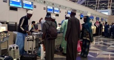 مصر للطيران تواصل جسرها الجوى وتسير غدًا 13 رحلة جوية لعودة الحجاج.. صور